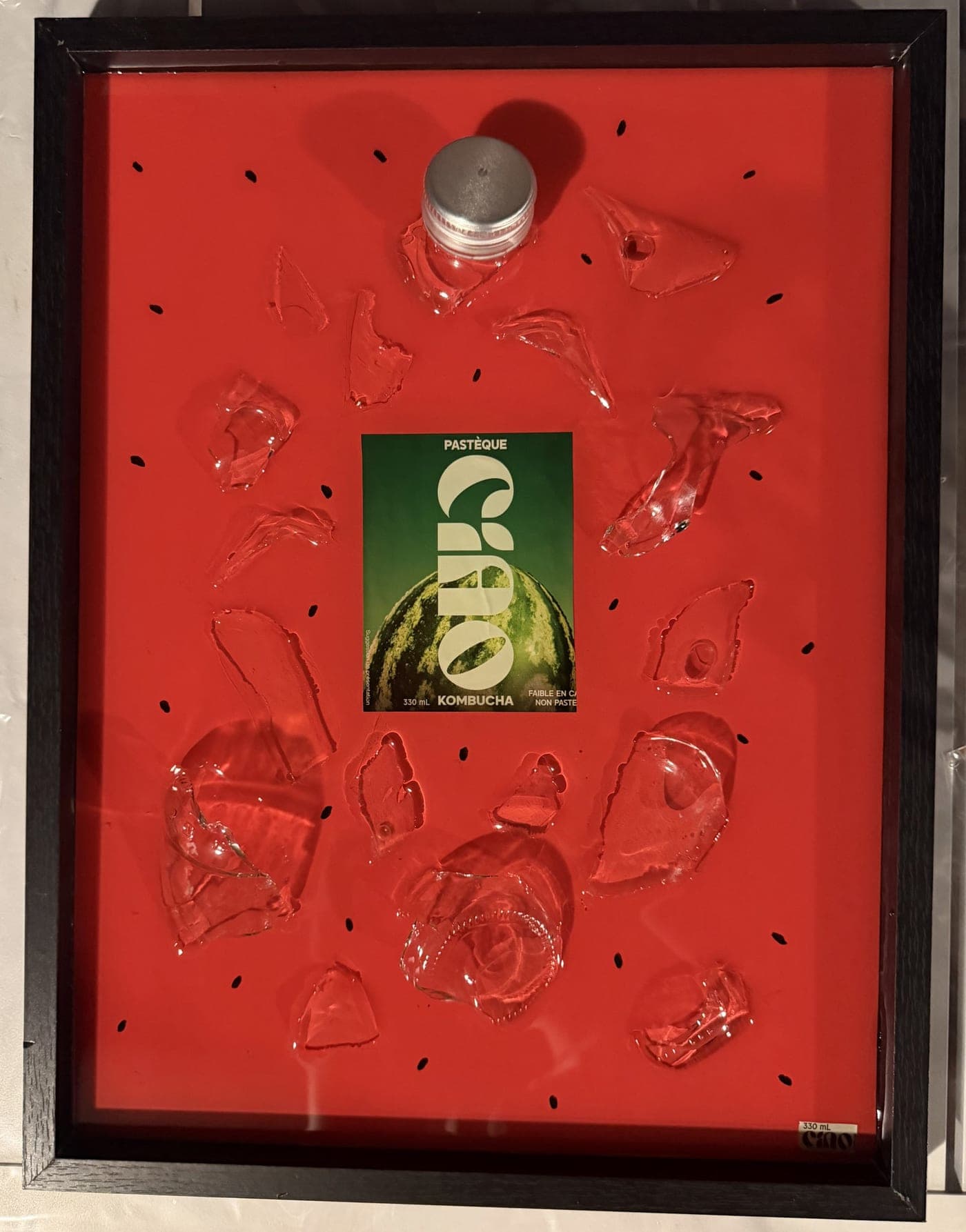Cadre CIAO CADRE Pastèque : éclats de verre et étiquette verte figés dans la résine rouge