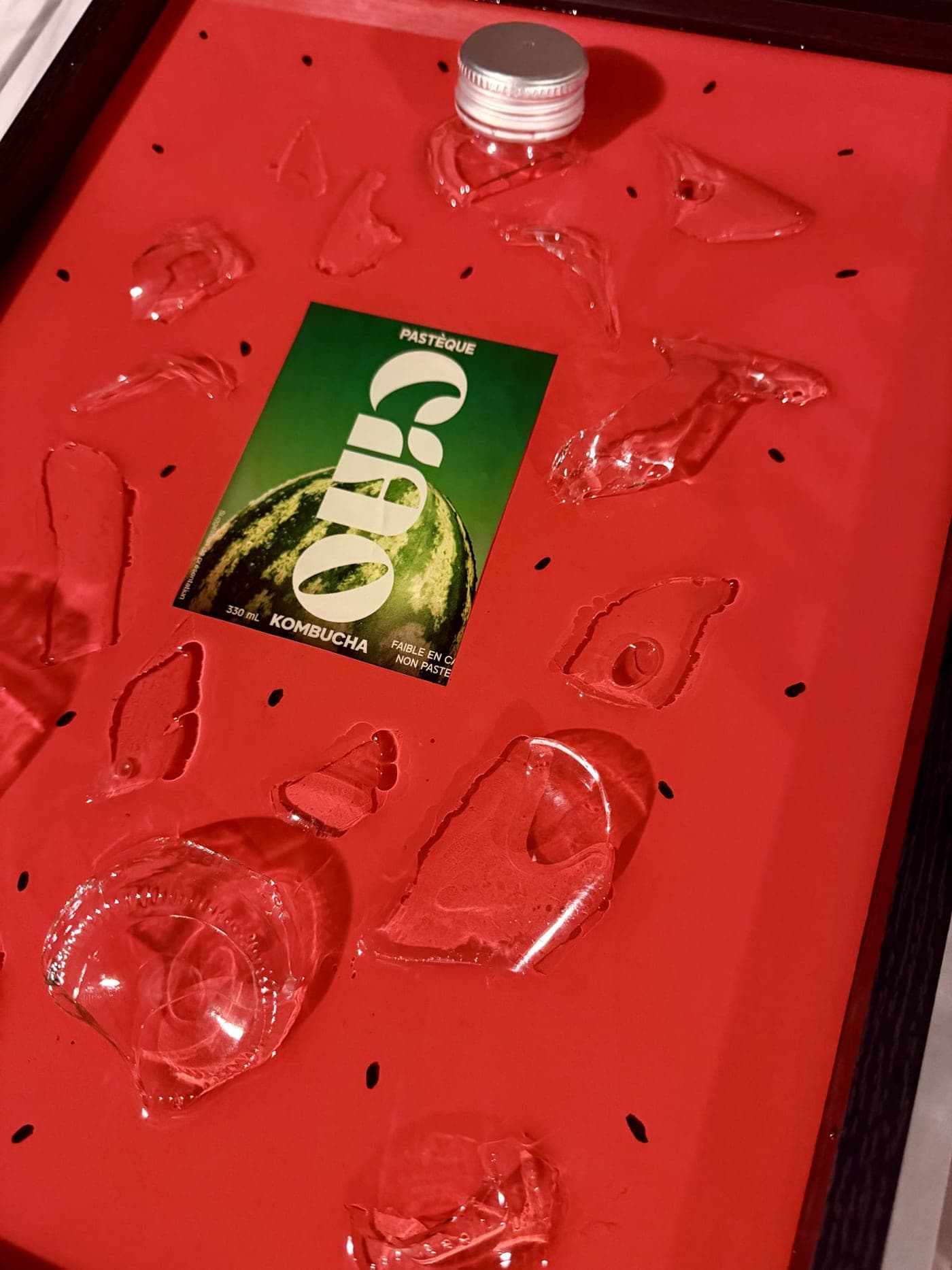Cadre CIAO CADRE Pastèque vu de trois quarts, reflets de lumière sur la résine