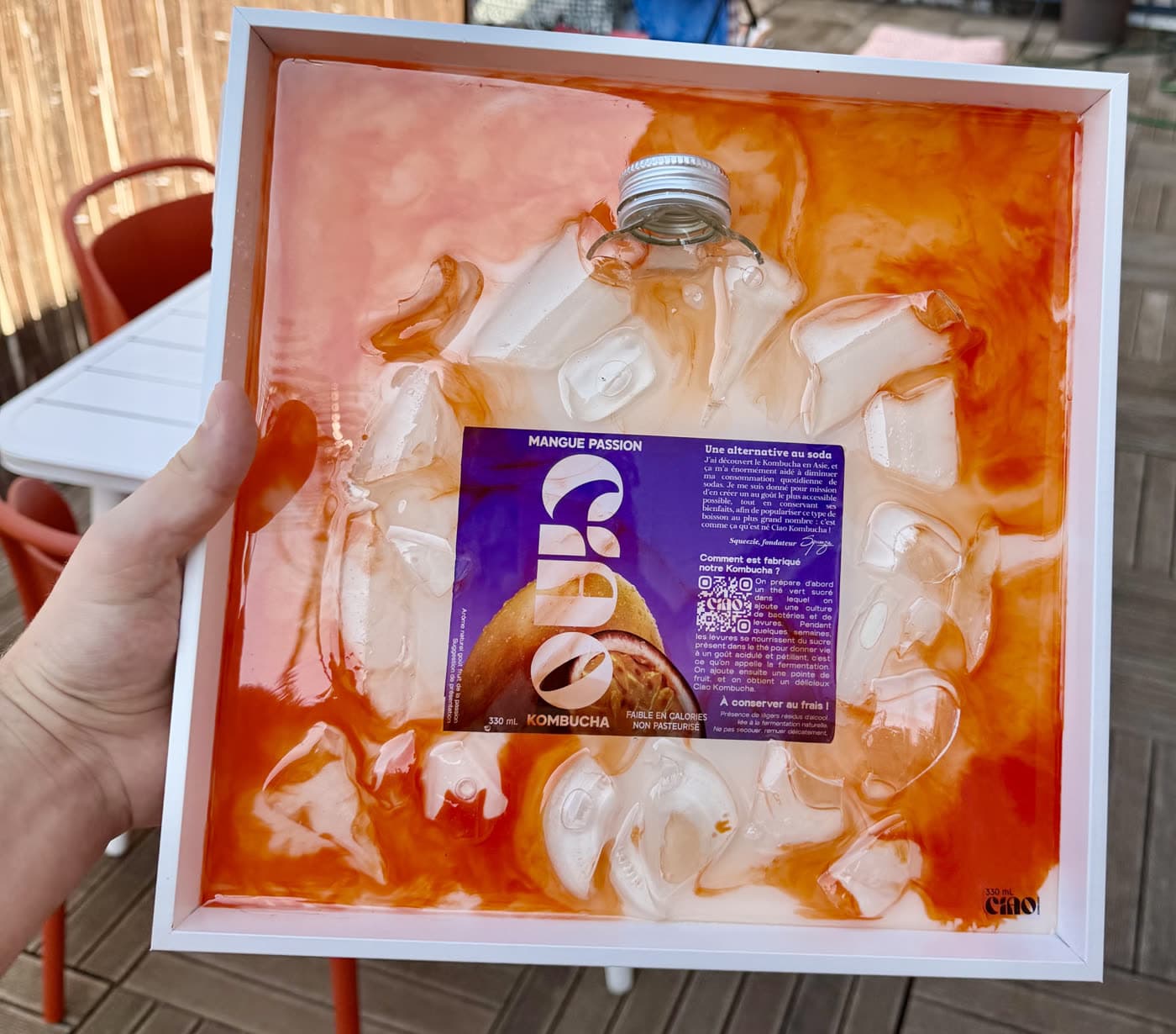 Cadre CIAO CADRE Mangue Passion tenu à la lumière du jour